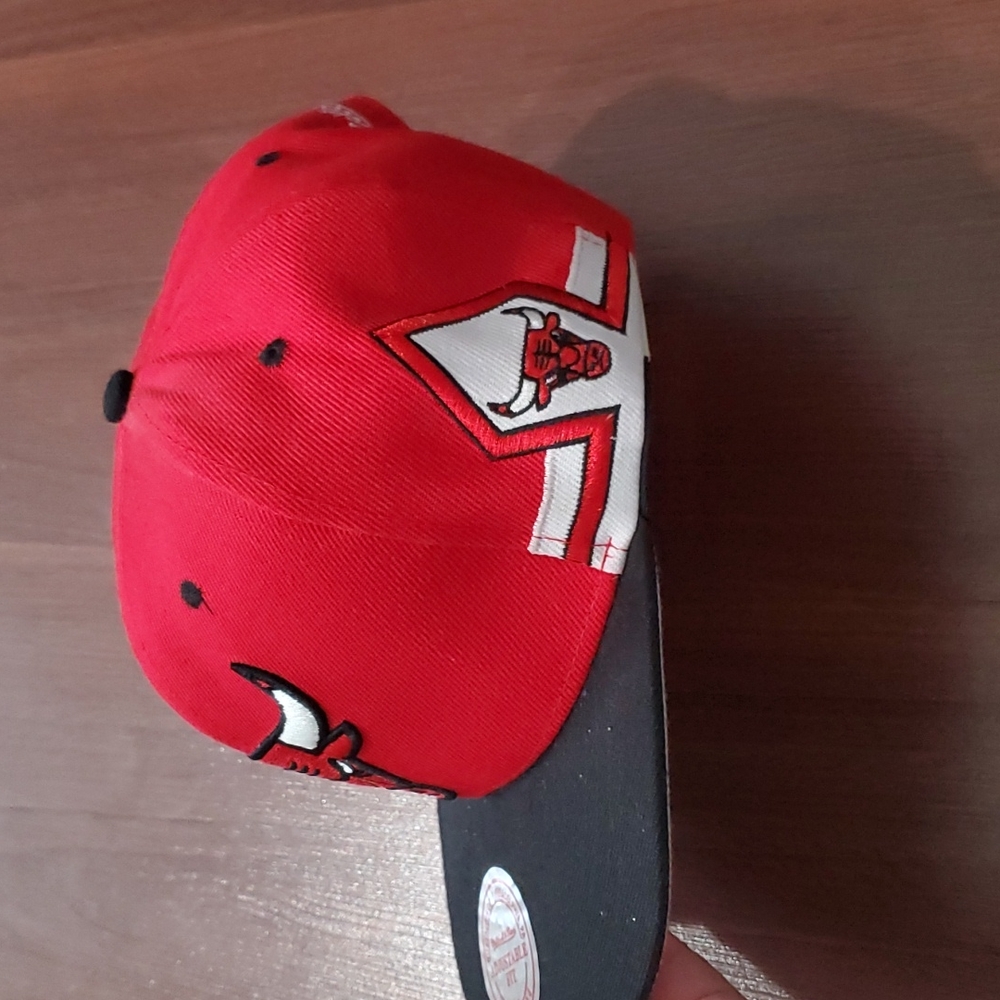 Bulls fitted hat - Picture 2 of 4